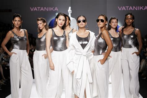 Bangkok Fashion Week 2018: Een explosie van kleuren en creativiteit die de Thaise mode-industrie op de kaart heeft gezet.