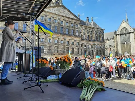 De 'Festival della Pace' in Bologna: Een Muzikale Manifestatie voor Vrede en een Oprijzend Gevoel van Hoop na een Eeuw van Geweld